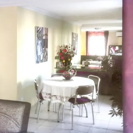 With 2 Bedrooms In With Balcony And Wifi アパート Fréjus