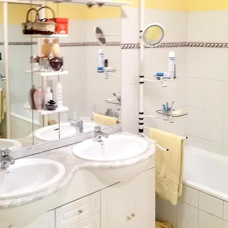 アパート With 2 Bedrooms In With Balcony And Wifi *