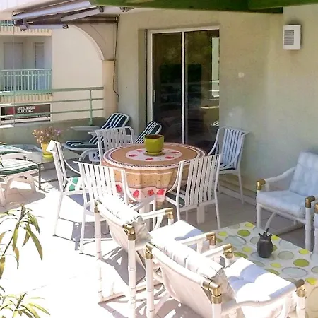 アパート With 2 Bedrooms In With Balcony And Wifi Fréjus